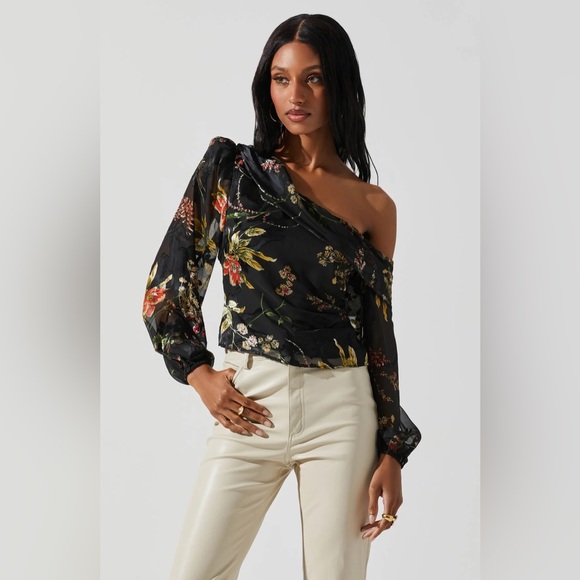 Astr Tops - NWT ASTR The Label REIGN FLORAL OFF SHOULDER TOP